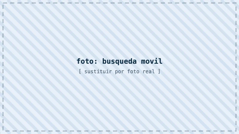Persona buscando un fontanero cercano desde el teléfono móvil