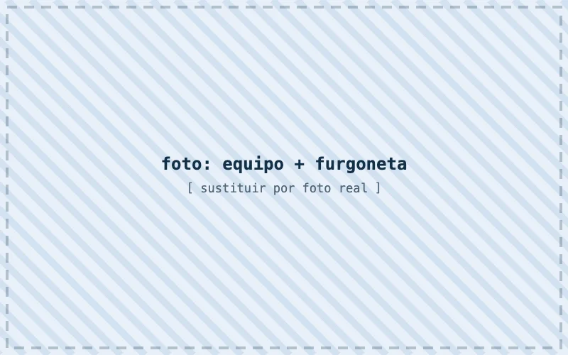 Equipo de Fontanero Badalona junto a su furgoneta de trabajo