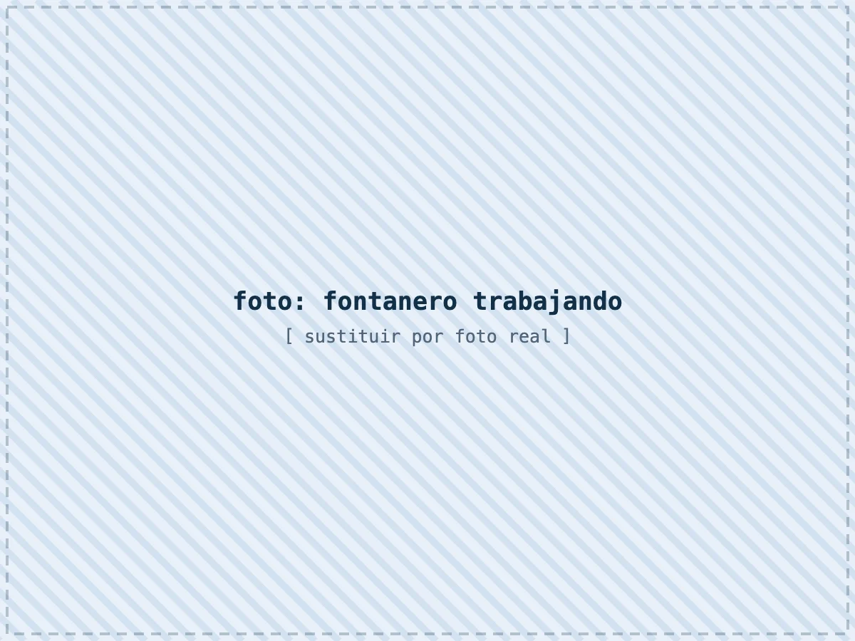 Fontanero de Fontanero Badalona reparando la instalación de agua de una vivienda en Badalona