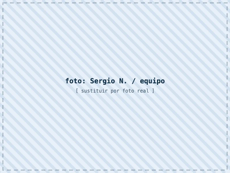 Sergio N., gerente de Fontanero Badalona, en el taller de Carrer d'Alfons XII