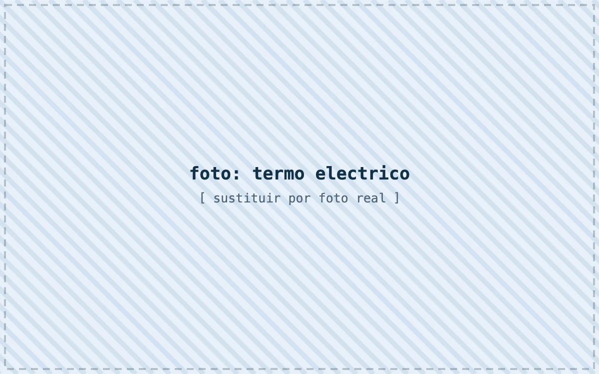 Instalador montando un termo eléctrico nuevo en una vivienda de Badalona